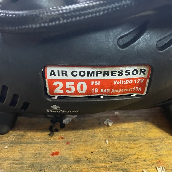Mini Air Compresor 12 Volt - Picture 1 of 7